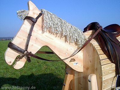 Holzpony plus: Groer Maulspalt zum Aufzmen und Widerrist fr guten Sattelsitz.