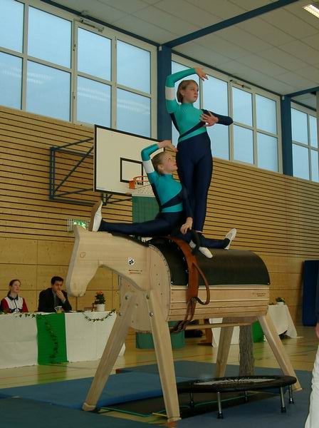 Der Hals machts mglich:   Spagatbung auf dem Holzpferdturnier des RV Taunusstein mit den Mdels vom Pferdesportverein Breitenhaide-Ortenberg e.V.